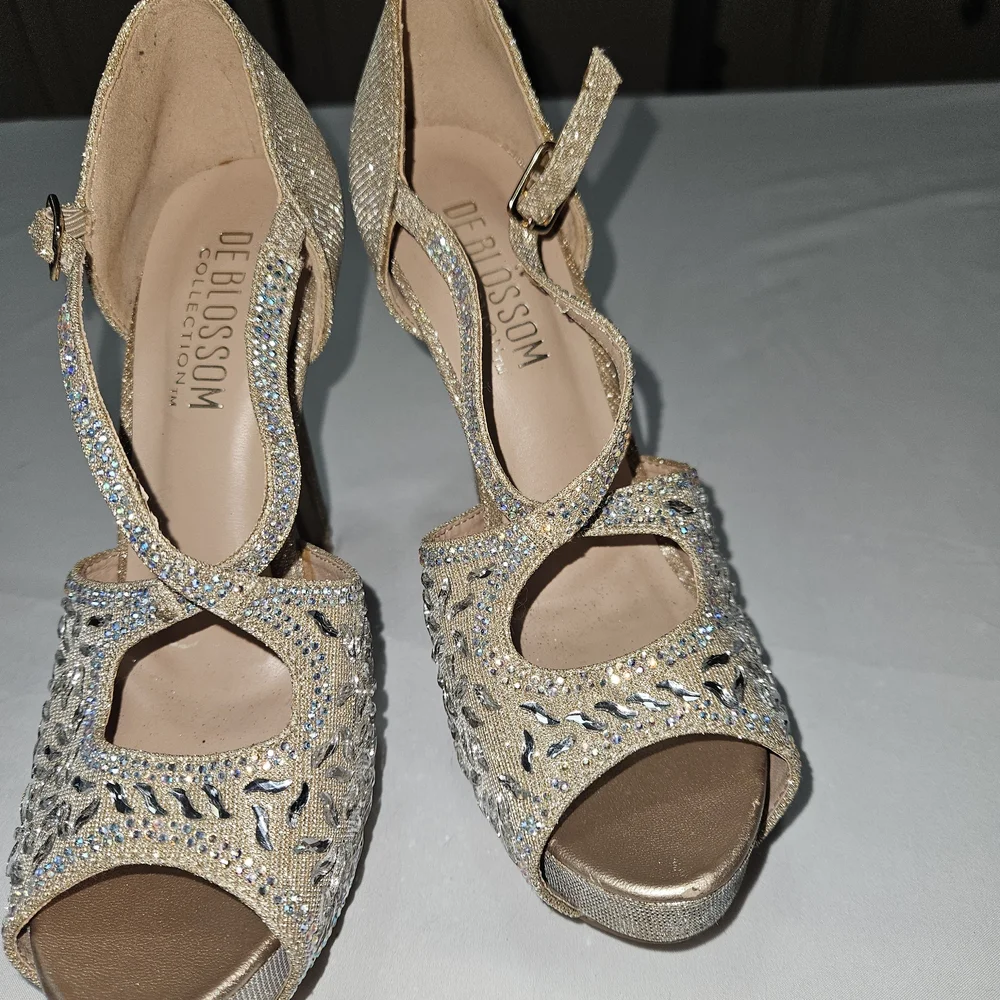 De Blossom Collection Glittering Silver and Gold Heels 5" Heels, Size 6 1/2 - Picture 2 of 7